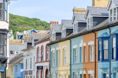 Aberystwyth Birleşik Krallık - 2 Ağustos 2024; Pastel renkli teras evleri yatakhane ve pencereli cepheler.