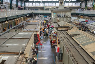 Cardiff Wales - 6 Ağustos 2024; Cardiff Pazarı 'ndaki koridorlardaki ve tezgahlardaki insanlar