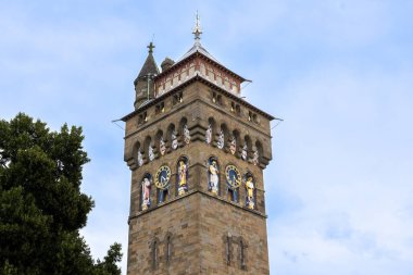 Cardiff 'in önde gelen 40 metre yüksekliğindeki saat kulesi, ortaçağdan kalma bir şatonun heykelleriyle dekore edilmiş..