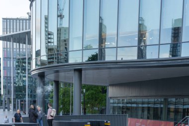 Cardiff Wales - 6 Ağustos 2024; Şehir merkezindeki çevre binaları yansıtan modern mimari pencereler.