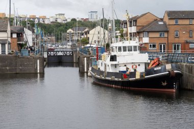 Cardiff Wales - 7 Ağustos 2024: Cardiff Körfezi 'nden Penarth Marina' ya kadar geniş açı Mair 'i limana demirlemiş tekne.
