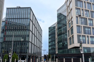 Cardiff Wales - 7 Ağustos 2024; Sokak duvarlarından cam perdeli modern ticari mimari.