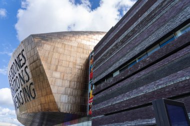 Cardiff Wales - 6 Ağustos 2024; Galler Milenyum Merkezi binası ön cephesinde detay ve materyallerin kapatılması.