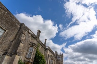 Lacock Birleşik Krallık - 9 Ağustos 2024; Lacock Abbey 13. yüzyıl ortaçağ manastırı mimari görüşü düşük.