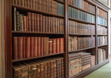 Lacock Birleşik Krallık - 9 Ağustos 2024; Kitaplık geleneksel tarzda bağlanmış antik kitaplarla dolu.