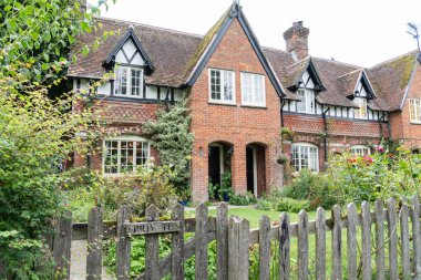 Avebury Birleşik Krallık - 10 Ağustos 2024; Tipik eski büyük İngiliz kır evi ahşap bahçe çitleri ve kapı.