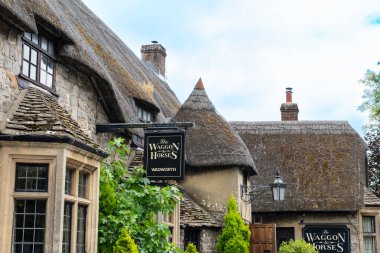 Avebury Birleşik Krallık - 10 Ağustos 2024; Waggon ve atların çatısı ve dışı ikonik yerel bar.