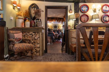 Avebury Birleşik Krallık - 10 Ağustos 2024; Waggon ve atlar ikonik yerel bar dekorasyonu ve tarzı.