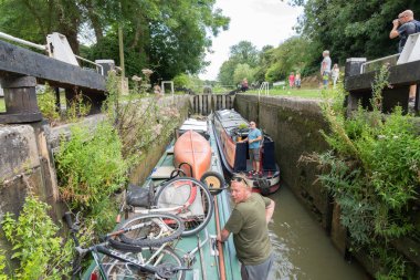 Birleşik Krallık - 10 Ağustos 2024; Kennet ve Avon Kanallarından geçen kilitler ve botlar