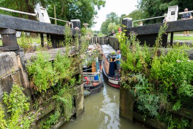 Birleşik Krallık - 10 Ağustos 2024; Kennet ve Avon Kanallarından geçen kilitler ve botlar