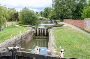 Birleşik Krallık - 10 Ağustos 2024; Kennet ve Avon Kanallarından geçen kilitler ve botlar