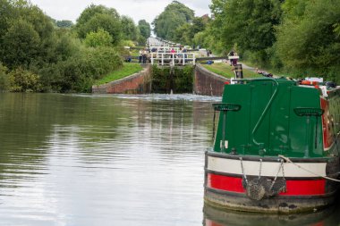 Birleşik Krallık - 10 Ağustos 2024; Kennet ve Avon Kanallarından geçen kilitler ve botlar