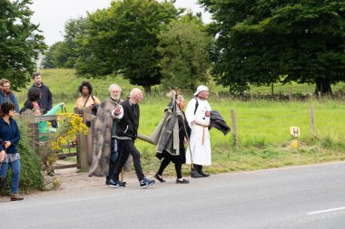 Avebury Birleşik Krallığı - 10 Ağustos 2024; Avebury Taş Çemberleri 'ndeki eski ayinlere katılanlar.