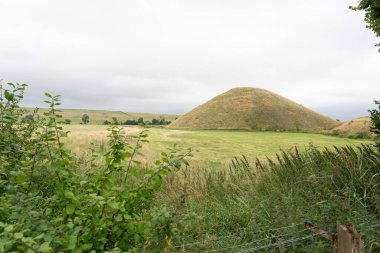 Silbury Tepesi, Avebury 'deki İngiliz kırsalında tarih öncesi bir tebeşir yığını..