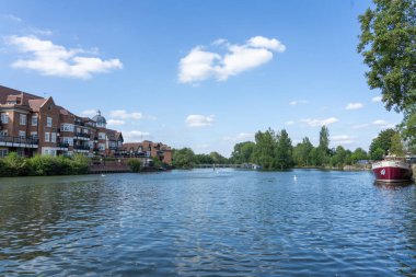 Windsor Birleşik Krallık - 11 Ağustos 2024; Thames Nehri ve Viktorya dönemi mimarisi bir tarafta Branson 11 diğer tarafta ise Branson 11 teknesi ile birlikte.