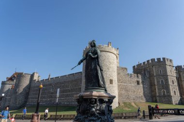 Windsor Birleşik Krallık - 12 Ağustos 2024; High Street ve Castle Hill köşesindeki Kraliçe Victoria 'nın Bronz heykeli.