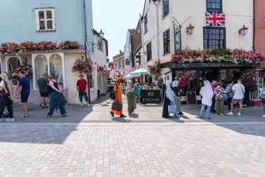 Windsor Birleşik Krallık - 12 Ağustos 2024; Castle Hill Caddesi 'nde The Horse & Groom pub' ın yanındaki Müslüman kadınlar da dahil olmak üzere turistler.