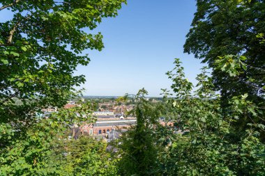 Mavi gökyüzü ile yeşil yeşillik çerçeveli Windsor şehrinin manzarası.