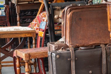 Eski mobilyalar ve diğer eşyalar dağınık bir yığın içinde..