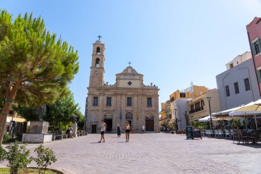 Chania - Girit - 17 Ağustos 2024; Athinagora Meydanı 'ndaki Bakire Meryem Kilisesi Sunumu.