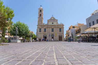 Chania - Girit - 17 Ağustos 2024; Athinagora Meydanı 'ndaki Bakire Meryem Kilisesi' nin sunumu.