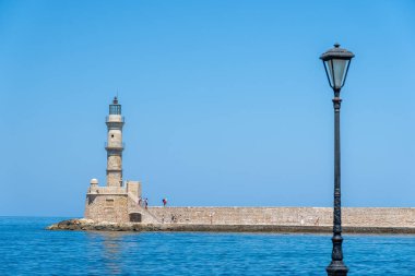 Chania Girit - 15 Ağustos 2024; Venedik deniz feneri ve dalgakıran körfez üzerinde turist keşfi.