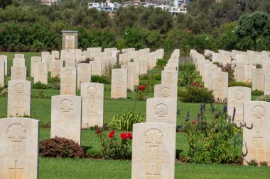 SUDA BAY, CRETE - 17 Eylül 2024 - Ege Denizi, Souda Körfezi, Girit, Yunanistan, Avrupa 'daki Souda Körfezi Müttefik Savaş Mezarlığı manzarası