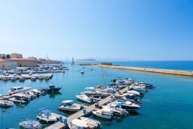 Chania Girit - 15 Ağustos 2024; Antik Venedik liman dalgakıranı ile çevrili lüks teknelerin rıhtımlarına bakın.