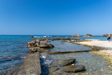 Chania Girit - 15 Ağustos 2024; Sahilde eski beton ve kaya havuzları.