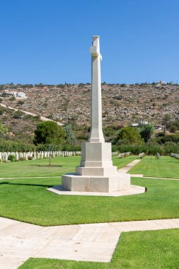 SUDA BAY, CRETE - 17 Eylül 2024 - Ege Denizi, Souda Körfezi, Girit, Yunanistan, Avrupa 'daki Souda Körfezi Müttefik Savaş Mezarlığı manzarası