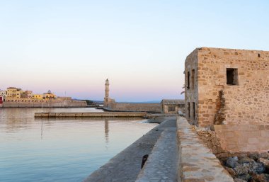 Breakwater ve Lighthouse Chania Girit 'teki tarihi kaleyi geçtiler..
