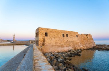 Breakwater ve Lighthouse Chania Girit 'teki tarihi kaleyi geçtiler..