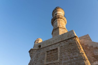 Ortaçağ Deniz Feneri ve uzun taşlı dalgakıranın sonu ve Girit 'teki Chania kasabasından buraya yürüme.