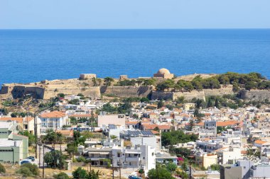 Girit 'te kıyı kasabası Rethimno' daki yerleşim yerlerinin çatılarına, yapılarına ve kubbesine deniz ve ufku ötesinde olan Girit 'teki Rethimno kıyı kasabasında..