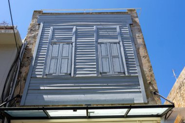 Girit 'teki eski Rethimno kasabasındaki ihmal edilmiş binanın ön cephesinden görüntü.