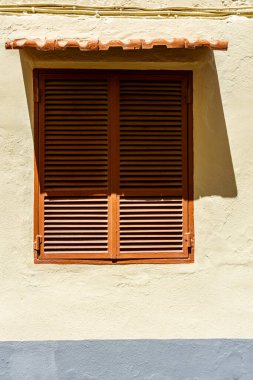 Minimalist mimari. Kapalı. Sarı duvardaki fayansların gölgesinde..