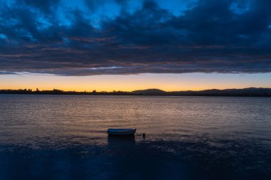 Karanlık bulutlar gün doğumuyla birlikte gökyüzünde toplanır ve gölgede uzun süre bulanıklaşır.