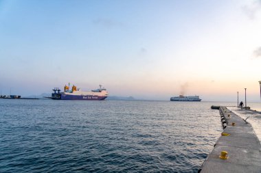 Kos Yunanistan - 22 Ağustos 2024; Mavi Yıldız Yunan Adası feribotları Kos limanından ayrılıyor