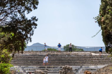 Kos Yunanistan - 21 Ağustos 2024; Roma amfitiyatro terasları turistlerle.
