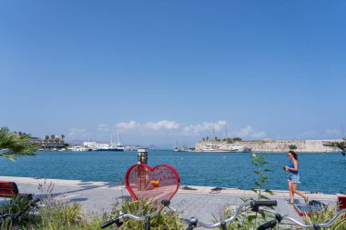 Kos Yunanistan - 21 Ağustos 2024; Kos rıhtımındaki Kos limanından Şövalyeler Kalesi 'ne ya da Neratzia' nın Kale duvarlarına doğru yürüyen kadın.