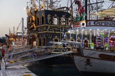 Kos Yunanistan - 20 Ağustos 2024; Gündüz gezisi için aktivite tekneleri ve liman kıyısı boyunca demirlediği gece turistler için faaliyetler.