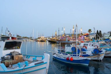 Kos Yunanistan - 20 Ağustos 2024; Geleneksel Yunan balıkçı teknesi Kos limanına demirledi.
