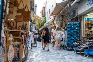 Kos Yunanistan - 20 Ağustos 2024; Dükkanlarla dolu dar eski kasaba şeridinde yürüyen turistler..