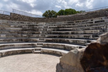 Kos Yunanistan - 21 Ağustos 2024; Yunanistan 'ın Kos Adası' ndaki Roma Odeon amfitiyatrosunda mermer basamaklar veya koltuklar.