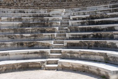 Yunanistan 'ın Kos Adası' ndaki Roma Odeon amfitiyatrosunda mermer teras koltuklarının arasına giden adımlar..