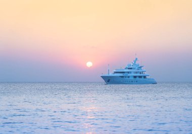 Gündoğumunda Yunan Adası üzerinde Kos açıklarında demirlemiş lüks bir fırlatma..