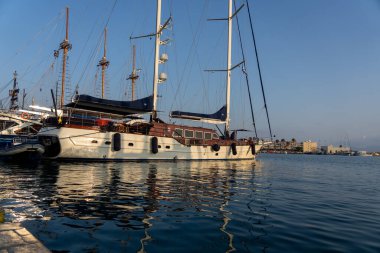 Kos Yunanistan - 22 Ağustos 2024; Güzel açık sabahta Kos rıhtımındaki iskeleye demirlemiş lüks yat.