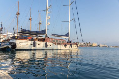Kos Yunanistan - 22 Ağustos 2024; Güzel açık sabahta Kos rıhtımındaki iskeleye demirlemiş lüks yat.