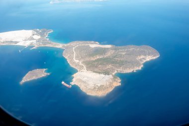 Mavi Akdeniz 'deki Yunan volkanik adası Gyali' nin aşağısına bak.