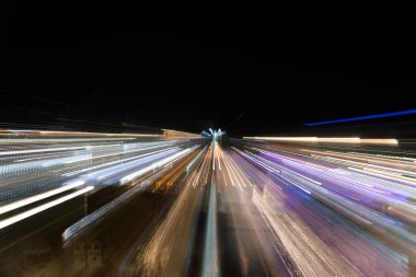 Gece Kos Limanı boyunca ışık izleri soyut yakınlaştırma bulanıklaştırma efektiyle.